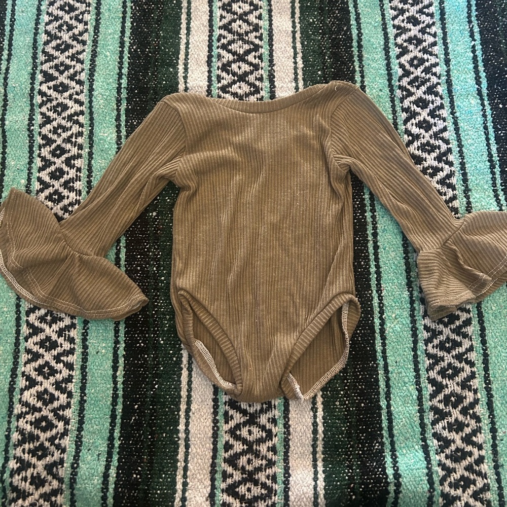 Small shop boutique bell sleeve Leo